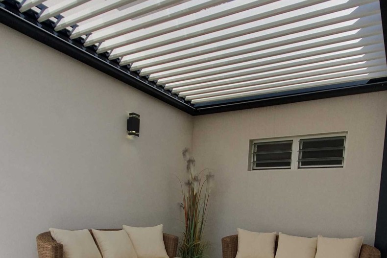 Sous la pergola bioclimatique une terrasse bien sympathique